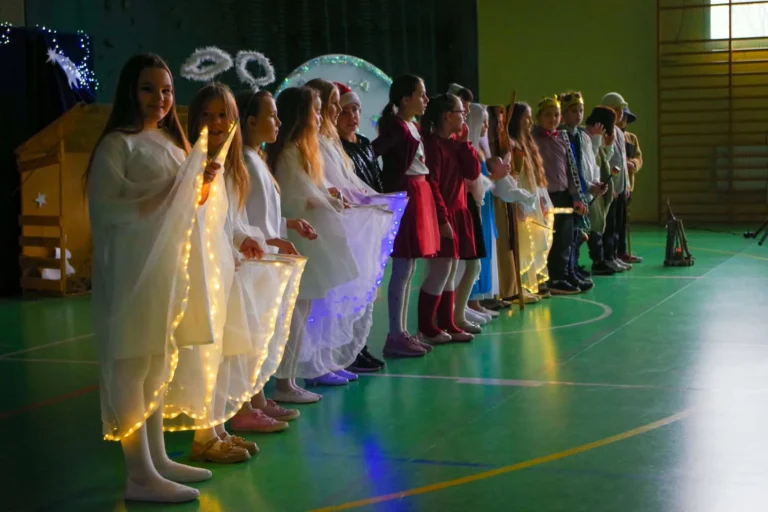 Świąteczne spotkanie społeczności szkoły podstawowej na jasełkach 2025